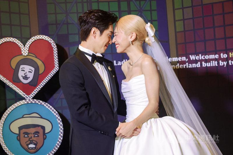 藝人黃路梓茵（Lulu）（右）、陳漢典（左）25日晚間在台北文華東方酒店舉辦婚宴，兩人甜蜜亮相，幸福洋溢。中央社記者裴禛攝　115年1月25日