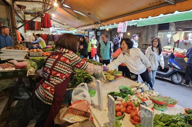 民進黨新北市黨部主委、市長參選人蘇巧慧（右2）到新莊的市場掃街拜票時表示，農曆年前辦理議員黨內初選登記，屆時才確定哪些選區要辦初選。中央社記者王鴻國攝 115年1月25日