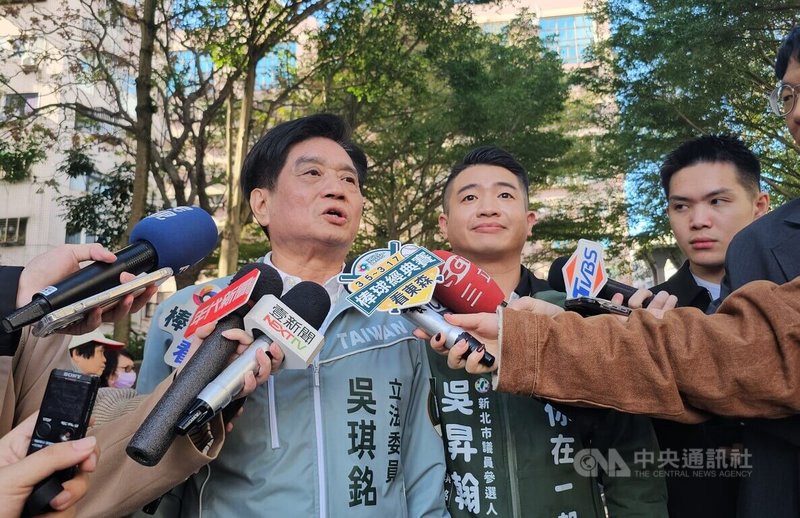 民進黨立委吳琪銘（左）為兒子吳昇翰（左2）市議員擬參選人舉辦萬人造勢大會時表示，吳昇翰準備好了，正式交棒，希望吳昇翰繼續為地方傳承服務。中央社記者王鴻國攝　115年1月25日