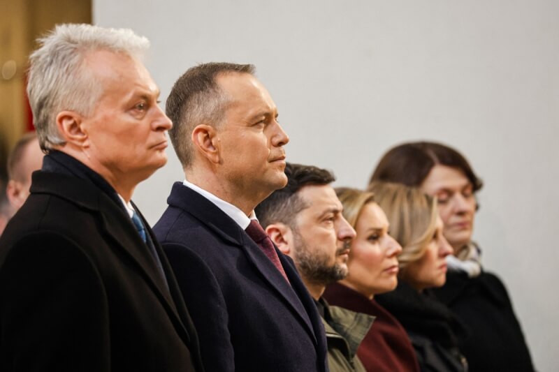 立陶宛總統瑙塞達（左1）、波蘭總統納夫羅茨基（左2）與烏克蘭總統澤倫斯基（左3）25日出席反抗俄羅斯帝國統治的「1863–1864年起義」週年紀念儀式。（法新社）