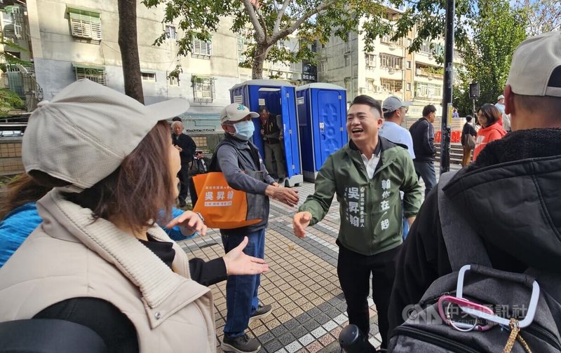 民進黨立委吳琪銘為兒子吳昇翰（右2）市議員擬參選人舉辦萬人造勢大會，吳昇翰對到場力挺鄉親致意，也獲熱情回應，展現超人氣。中央社記者王鴻國攝　115年1月25日