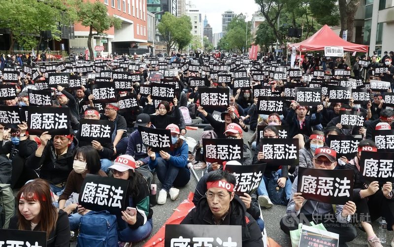 全國教師工會總聯合會25日發起「廢惡法、救教育」行動，抗議教育部日前發布修正解聘辦法與考核辦法，無視基層教師長期反映的「校事會議」調查制度弊端，疊床架屋增加程序負荷。中央社記者張皓安攝　115年1月25日