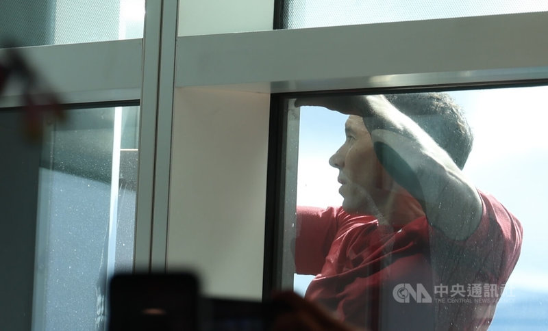 霍諾德徒手攀爬台北101，許多民眾守候在89樓觀景台為他加油打氣。中央社記者張新偉攝　115年1月25日