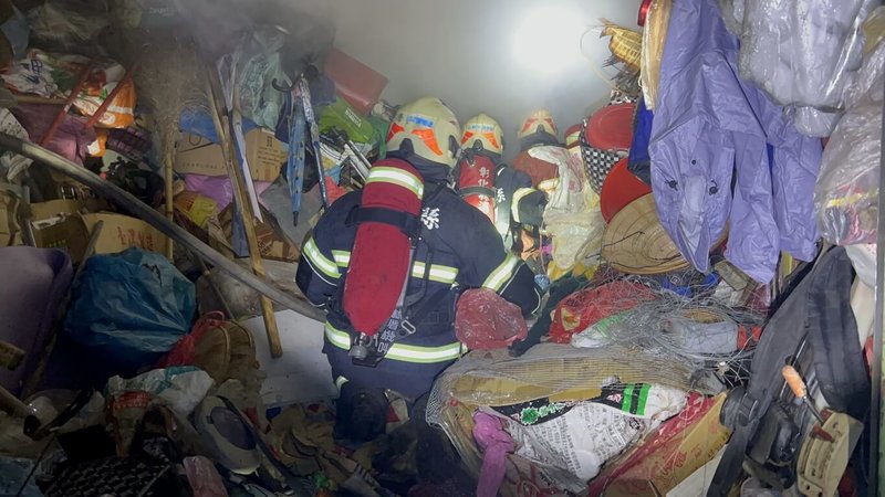 彰化縣社頭鄉24日晚上發生民宅火警，傳出有人受困屋內，消防隊員趕到現場，發現屋內堆置大量雜物，火勢猛烈，除拉水線灌救外，也將受困詹女救出，送彰化基督教醫院治療。（民眾提供）中央社記者吳哲豪傳真 115年1月25日