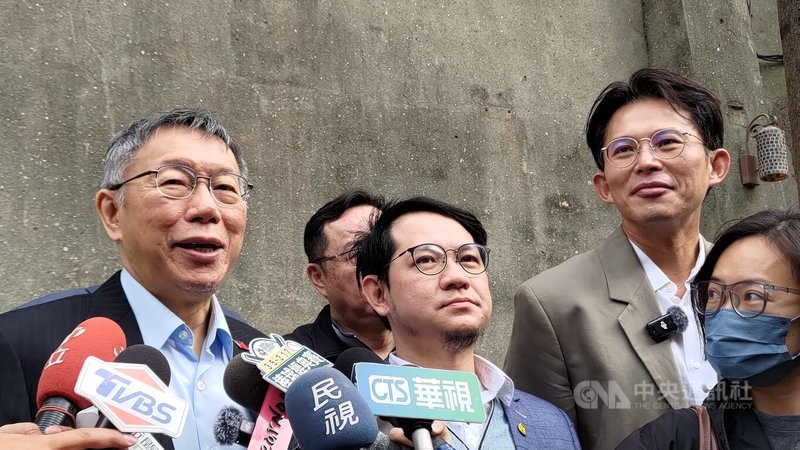 民眾黨主席黃國昌（右2）與創黨主席柯文哲（左1）25日上午出席「高雄轉型、青年未來」青年論壇，並於會前接受媒體聯訪。中央社記者蔡孟妤攝　115年1月25日