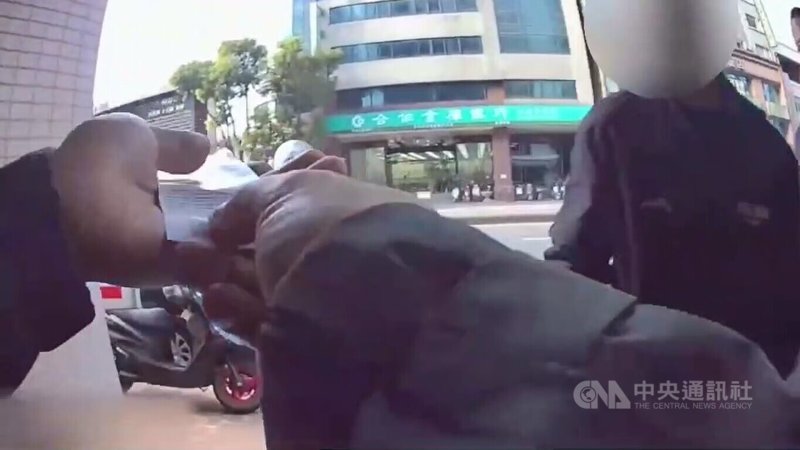 余姓男子（右）透過社群軟體認識女網友，日前相約在台中一家便利商店見面，但對方遲未現身，余男反被要求先買點數驗證身分，幸巡邏員警及時發現攔阻，確認為典型「假交友、真詐騙」手法。（翻攝照片）中央社記者蘇木春傳真　115年1月25日