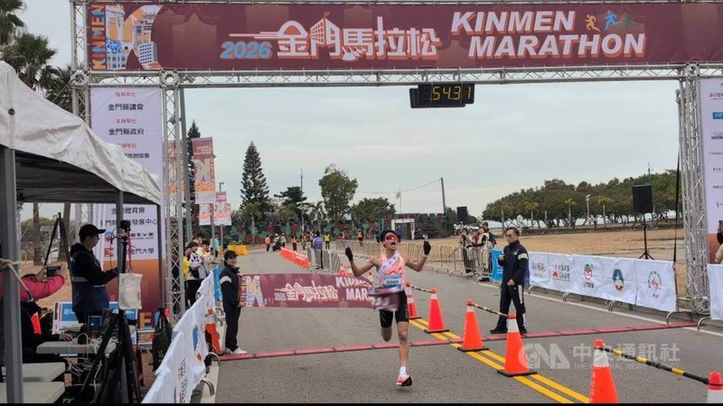 2026金門馬拉松25日進行競賽組賽事，就讀烈嶼國中的金門選手林于辛奪下10公里男子組冠軍。中央社記者吳玟嶸攝　115年1月25日