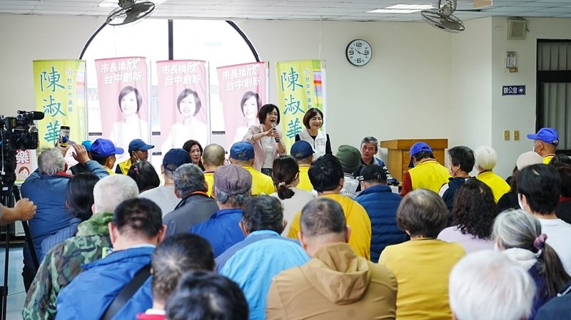 參選台中市長的民主進步黨籍立委何欣純（後左），25日在黨籍市議員陳淑華（後右）陪同下，在西屯區何福里活動中心舉辦「欣欣向榮」座談會，不少支持者出席與會。（何欣純辦公室提供）中央社記者蘇木春傳真　115年1月25日