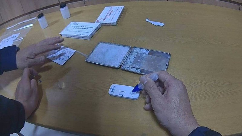 澎湖楊姓男子24日深夜將機車停在路旁怠速,引起巡邏員警注意,警方盤查過程中發現其機車置物箱內有疑似毒品殘渣等相關違禁物品,經毒品唾液快篩,結果呈陽性反應,遭依公共危險罪嫌送辦。(馬公分局提供) 中央社 115年1月25日