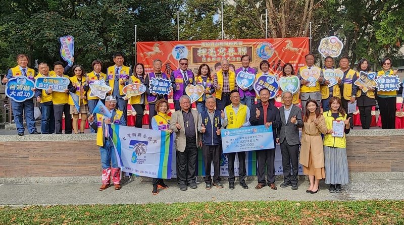 南投縣埔里鎮公所、台灣獅優秀會25日舉辦名家揮毫迎新春活動，會中也頒發新台幣24萬元獎助學金給大埔里地區20名學生。（埔里鎮公所提供）中央社記者蕭博陽南投縣傳真　115年1月25日