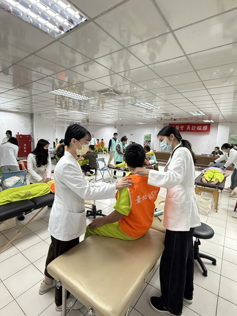 移民署北區事務大隊台北收容所25日攜手俠醫會共辦中醫義診活動,醫師們替受收容人進行筋骨調理及復健。(移民署提供)