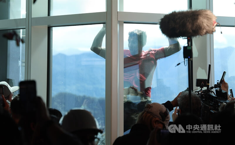 霍諾德徒手攀爬台北101，許多民眾在89樓觀景台為他加油打氣，霍諾德也熱情跟民眾互動。中央社記者張新偉攝　115年1月25日