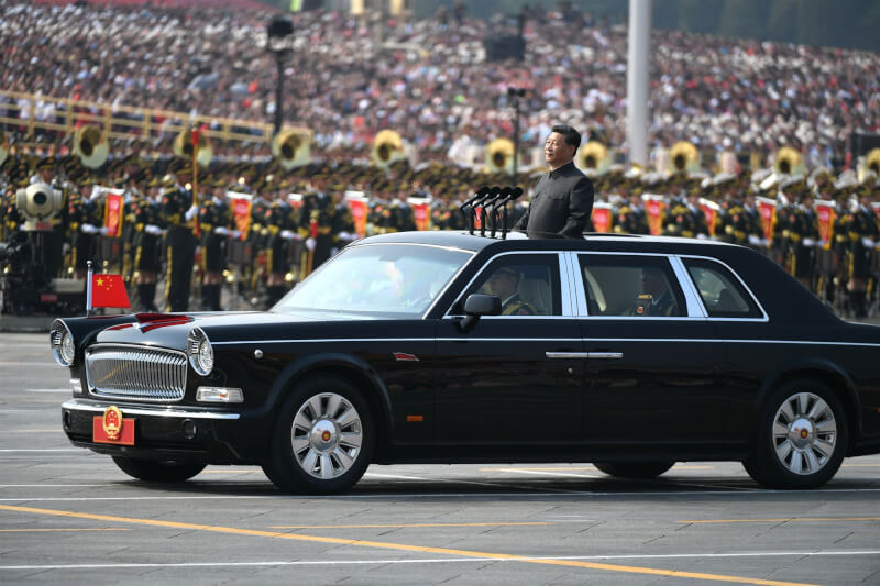 圖為中共總書記習近平2019年乘車檢閱受閱部隊。（中新社）