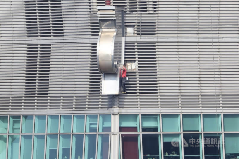 霍諾德（紅衣者）挑戰徒手獨攀台北101，攀爬過程中霍諾德嘗試抓穩後再穩定緩上。中央社記者翁睿坤攝 115年1月25日