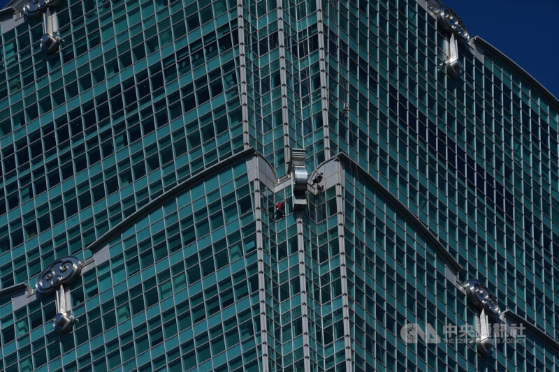 霍諾德在無安全繩情況下，運用技巧完成祥雲造型外牆裝飾處的攀爬。中央社記者徐肇昌攝 115年1月25日