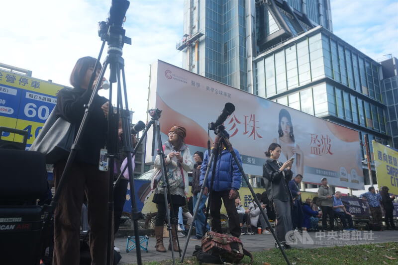 霍諾德將徒手攀登台北101大樓，粉絲們帶著相機腳架到場記錄。中央社記者徐肇昌攝 115年1月25日