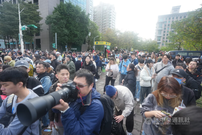 霍諾德將徒手攀登台北101大樓，吸引大批粉絲們到場觀看。中央社記者徐肇昌攝 115年1月25日