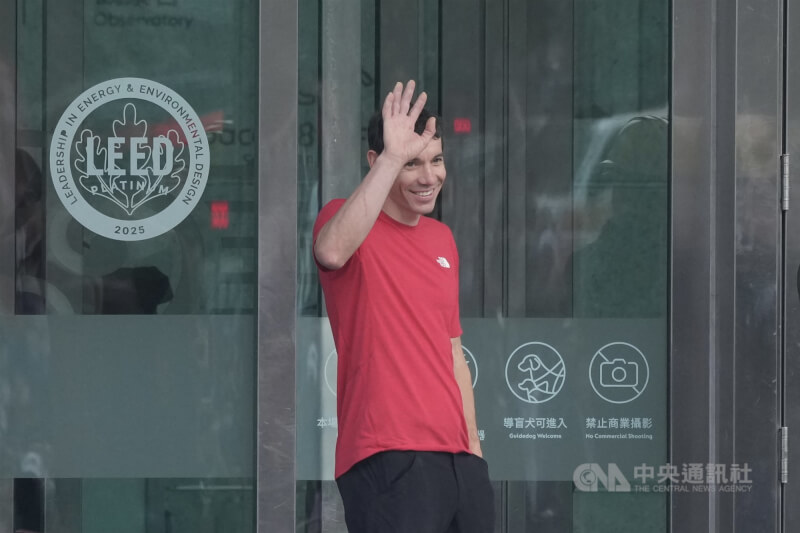 霍諾德出發前向粉絲揮手致意。中央社記者徐肇昌攝 115年1月25日