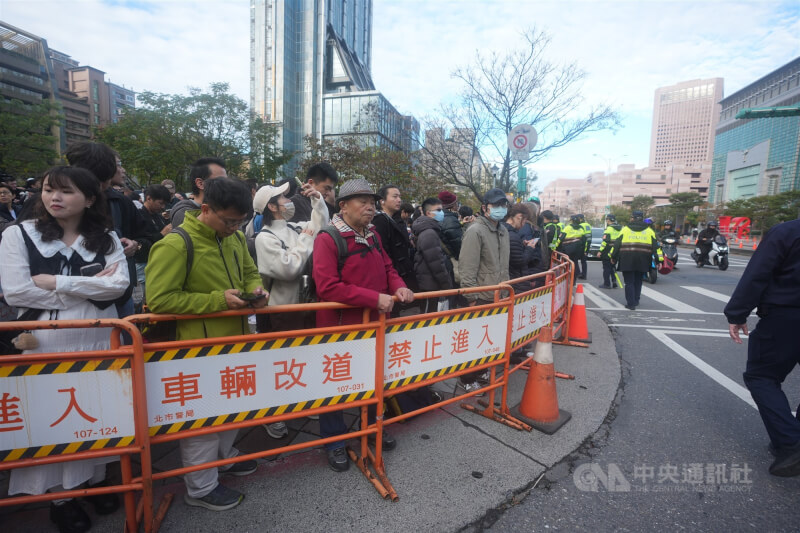 霍諾德徒手攀登台北101大樓，吸引大批民眾到場觀看，警方架起拒馬維安。中央社記者徐肇昌攝 115年1月25日