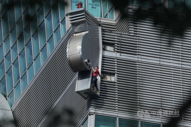 霍諾德運用技巧，完成特殊造型外觀的攀爬。中央社記者徐肇昌攝 115年1月25日