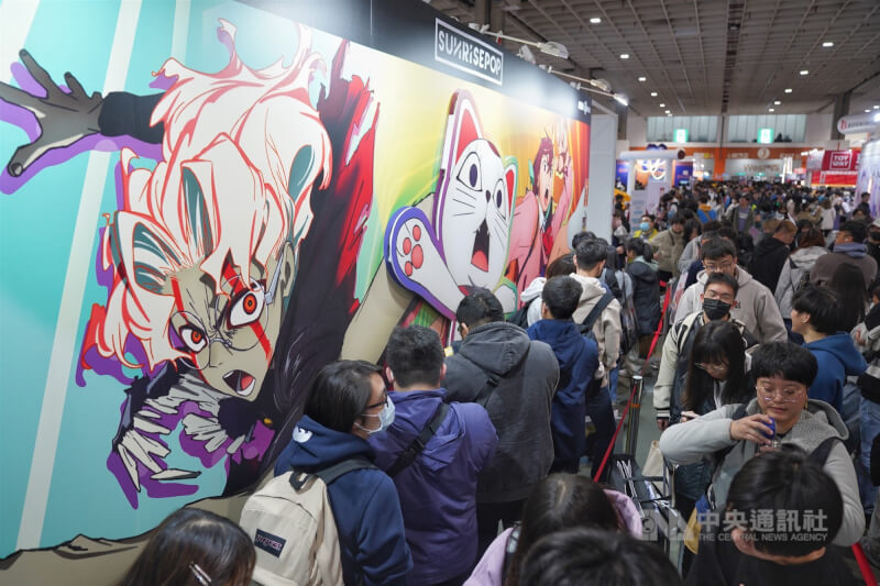 圖為去年2月第13屆台北國際動漫節，大批動漫迷耐心排隊等待進入攤位。（中央社檔案照片）
