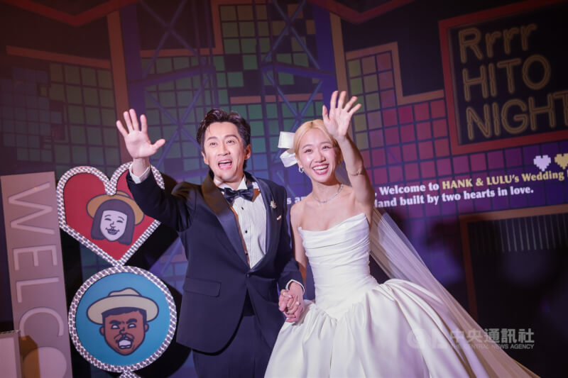 藝人黃路梓茵（Lulu）（右）、陳漢典（左）25日在台北文華東方酒店舉辦婚宴，兩人穿著禮服亮相，開心向媒體鏡頭打招呼、分享喜悅心情。中央社記者裴禛攝　115年1月25日