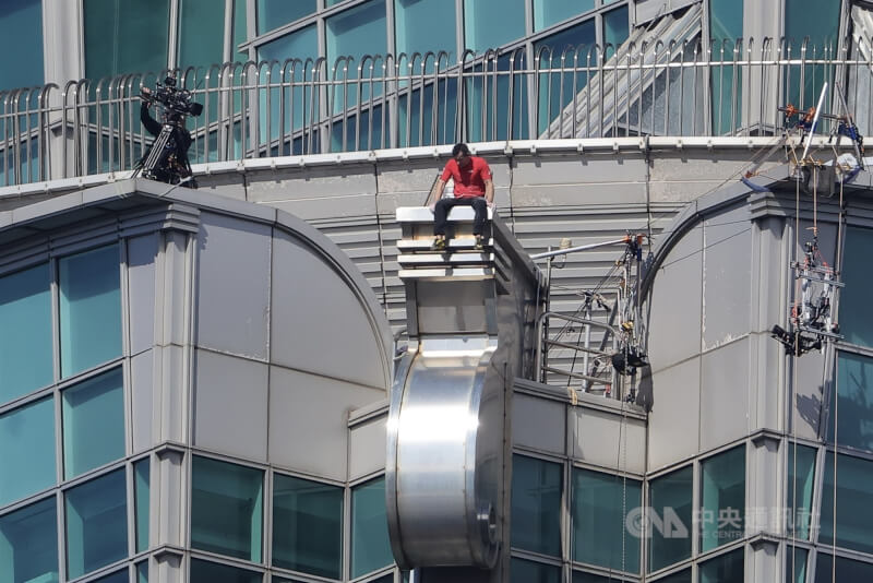 霍諾德在爬到一個階段後坐下稍作休息。中央社記者翁睿坤攝 115年1月25日