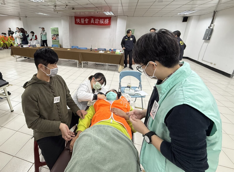 移民署北區事務大隊台北收容所25日攜手俠醫會共辦中醫義診活動,醫師為受收容人問診並提供物理治療。(移民署提供)