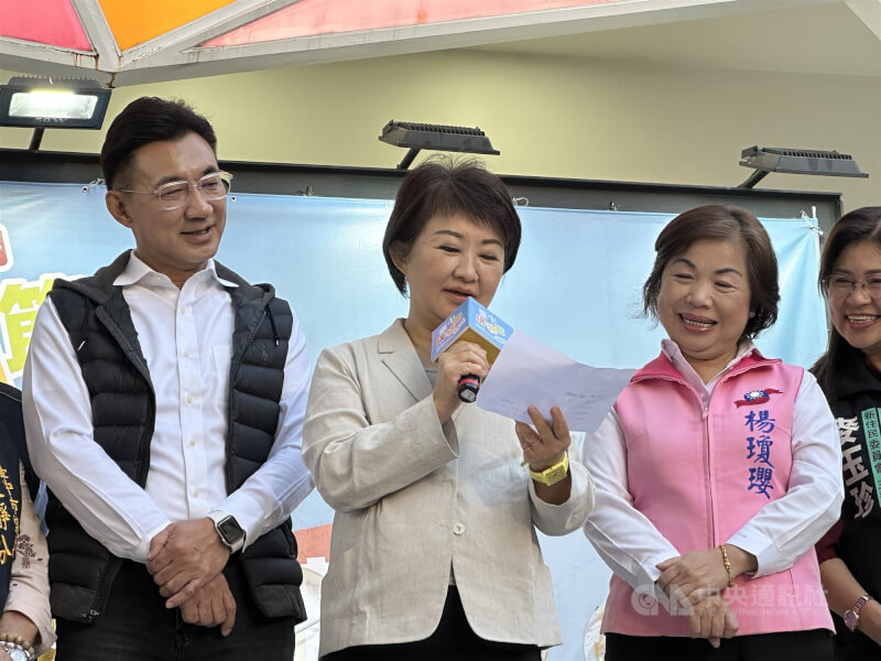 圖為台中市長盧秀燕（中）去年11月台中購物節抽獎活動，與立法院副院長江啟臣（左）、國民黨立委楊瓊瓔（前右）等人同台。（中央社檔案照片）