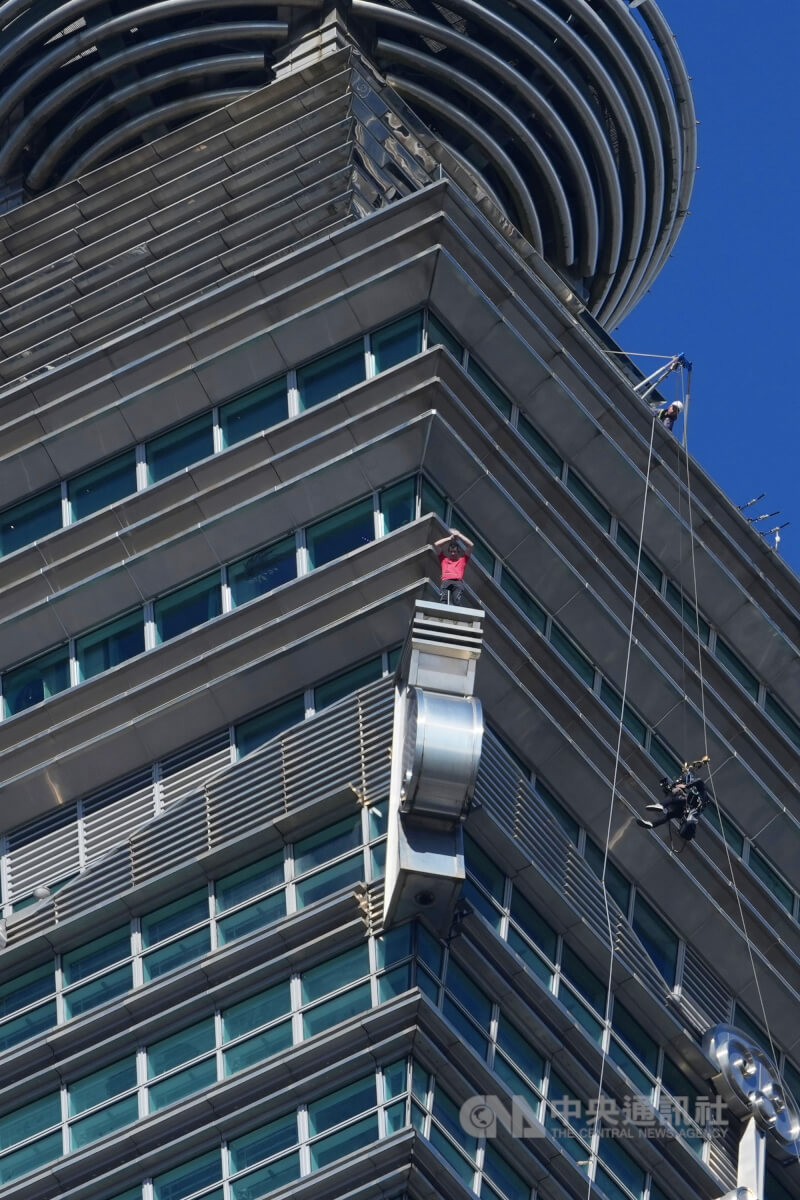 霍諾德徒手攀登台北101大樓，在每個不同階段完成後都揮手致意。中央社記者徐肇昌攝 115年1月25日