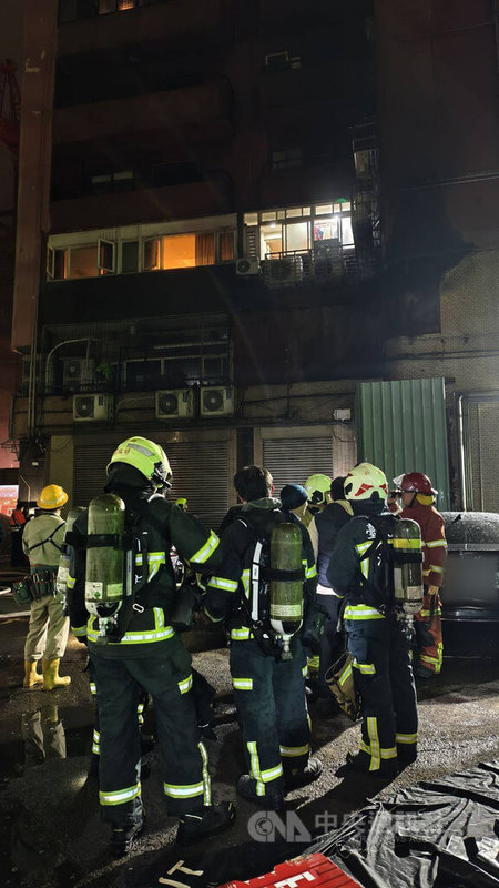 台北市大安區25日凌晨火警，起火點為2樓補習班廚房，台北市消防局獲報馳援，共救出4人、疏散53人。（翻攝照片）中央社記者黃麗芸傳真　115年1月25日