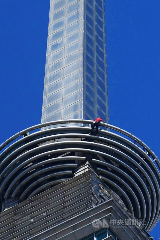 霍諾德徒手攀登台北101大樓，以2小時不到的時間完成挑戰。中央社記者徐肇昌攝 115年1月25日