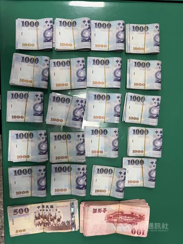 台北市警察局萬華分局近日接獲線報，指東園街一處民宅出入複雜，疑為俗稱「士九」的象棋博弈類職業賭場，經蒐證確認，24日晚間發動查緝行動，共查獲16人，並查扣相關證物。（翻攝照片）中央社記者黃麗芸傳真　115年1月25日