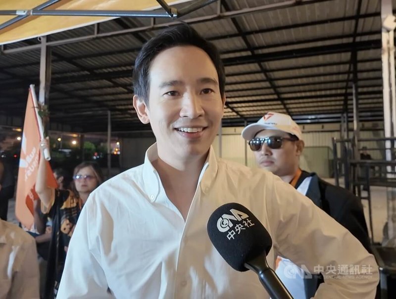 泰國政治明星皮塔表示,他將在2月8日大選當天上午約8時投完票後,搭乘首班班機飛往台北展開訪台行程,並出席國際書展,與台灣讀者交流。中央社記者李宗憲曼谷攝 115年1月26日