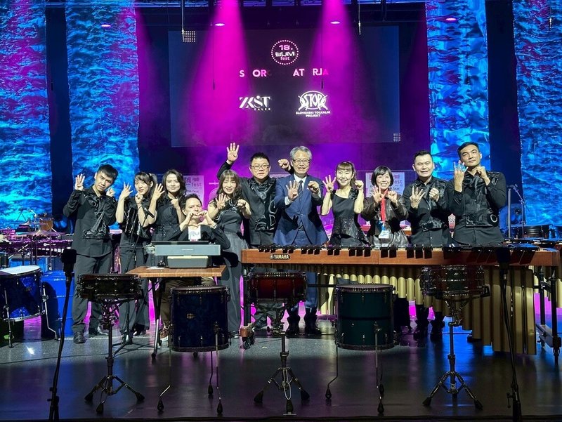 朱宗慶打擊樂團受邀斯洛維尼亞BUMfest國際打擊樂節（BUMfest International Percussion Groups Festival）演出，駐奧地利代表劉玄詠（右5）25日也特別來為樂團加油打氣。（朱宗慶打擊樂團提供） 中央社記者趙靜瑜傳真　115年1月26日