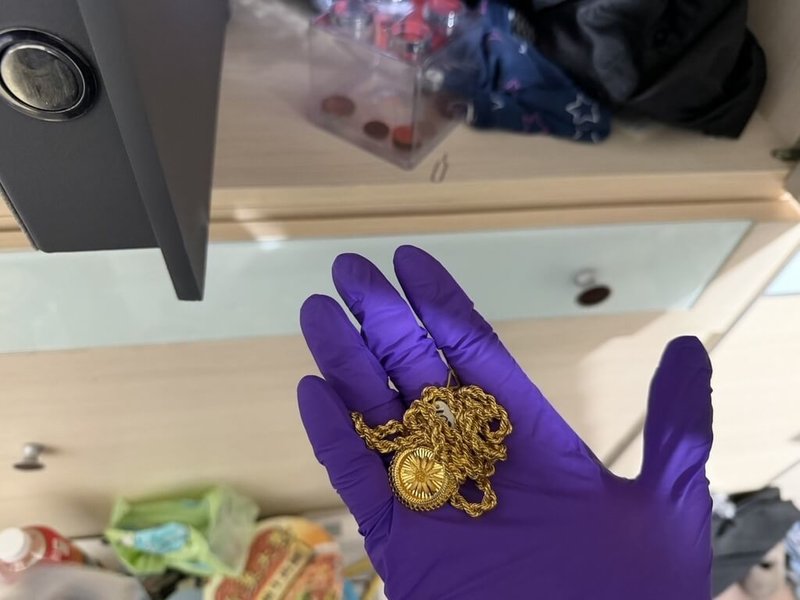 桃園市新屋區25日下午發生銀樓搶案，2名男子假意購買卻搶走價值約新台幣42萬元黃金項鍊及吊墜，桃園市警局楊梅分局26日表示，警方於案發9小時後陸續逮捕接應男子及搶匪共3人，並在嫌犯住家起獲遭搶的金項鏈及吊墜。（桃園市警局楊梅分局提供）中央社記者吳睿騏桃園傳真　115年1月26日