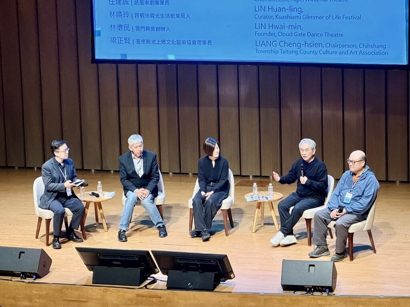 雲門舞集創辦人林懷民（右2）26日受邀衛武營「2026藝術學習推廣國際論壇暨工作坊」，分享池上秋收稻穗藝術節的成功經驗。（衛武營提供）  中央社記者趙靜瑜傳真　115年1月26日