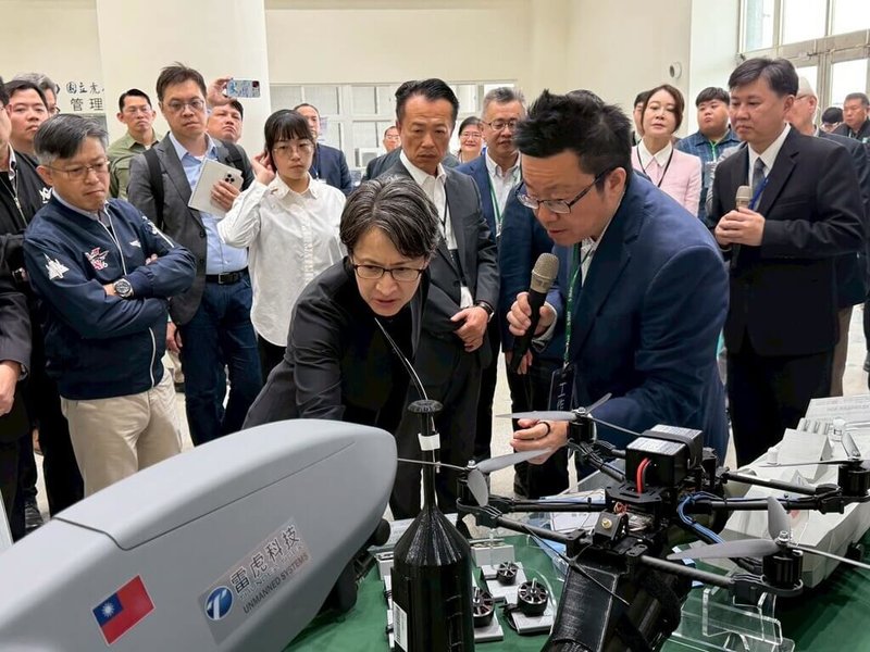 副總統蕭美琴（前排左）26日前往亞洲無人機AI創新應用研發中心，實地了解台灣無人機產業最新發展。（雷虎提供）中央社記者潘智義傳真　115年1月26日