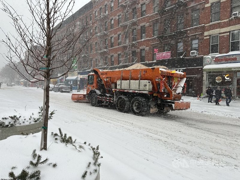 美國東岸主要城市25日降大雪,圖為紐約曼哈頓的鏟雪車持續運作維繫交通。中央社記者廖漢原紐約攝 115年1月26日