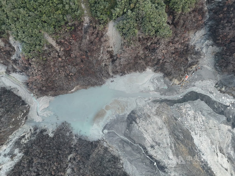 花蓮馬太鞍溪堰塞湖經林業保育署花蓮分署近1個月的艱險施工，蓄水量由27.9萬降至2.6萬立方公尺，大幅降低潛在風險，達成階段性任務。（林業保育署花蓮分署）中央社記者李先鳳傳真　115年1月26日