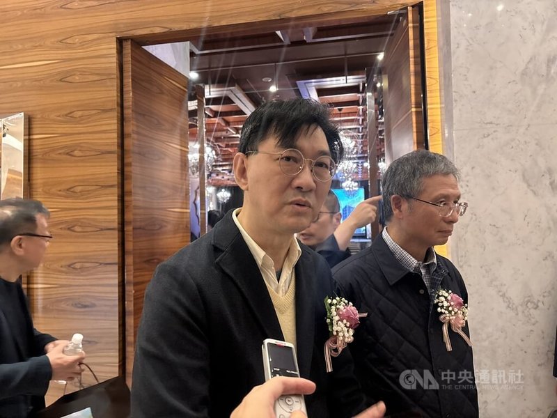 外界質疑內政部將開放營建剩餘土石方入農地。內政部政務次長董建宏26日澄清，內政部土方管理新制正是要取締非法傾倒、禁止非法土方棄置於農地，因此「土方入農地」一定按現行農發條例進行，沒有要修法。中央社記者高華謙攝 115年1月26日