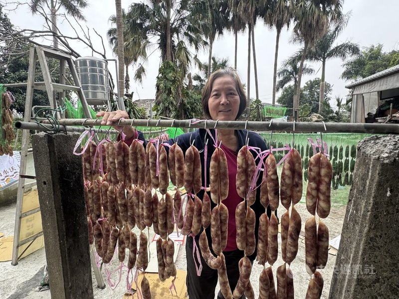 即將農曆春節，雲林縣虎尾鎮建國眷村再造協會魯紜湘（圖）在眷村開始自製手工香腸、臘肉，她說，這是就是眷村裡生活常態，逢年過節，來自不同省份、族群的村民製作自家年菜，「萬家香」。中央社記者姜宜菁攝　115年1月26日