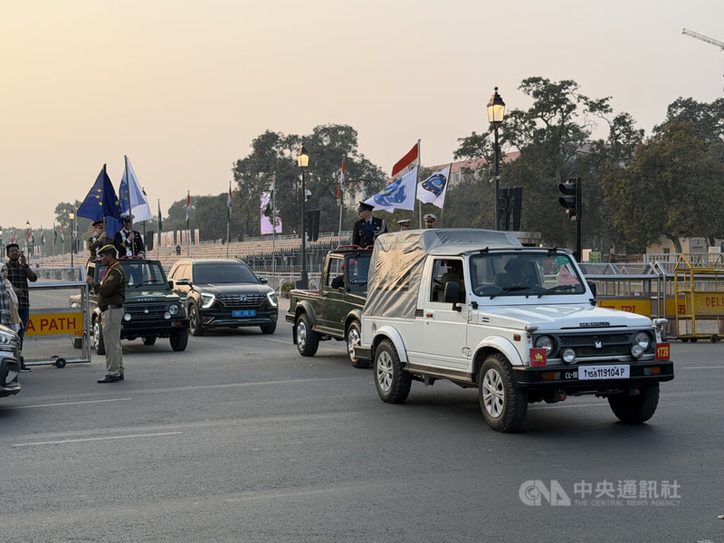歐洲聯盟(EU)理事會主席柯斯塔(Antonio Costa)、歐盟執行委員會主席范德賴恩(Ursula von der Leyen)獲邀成為印度國慶日「共和國日」(Republic Day)主賓,印度、歐盟旗手前進慶祝會場。中央社記者李晉緯新德里攝 115年1月26日