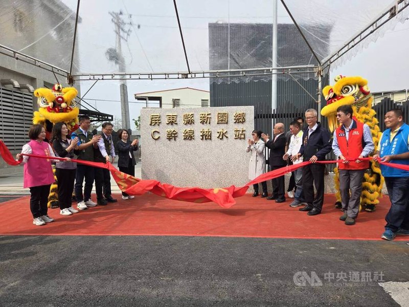 屏東縣新園鄉鹽埔漁港B、C幹線雨水下水道抽水站新建工程完工，26日由屏東縣長周春米（左5）、內政部長劉世芳（右6）及前行政院長蘇貞昌（右5）等人共同揭牌啟用。中央社記者黃郁菁攝　115年1月26日