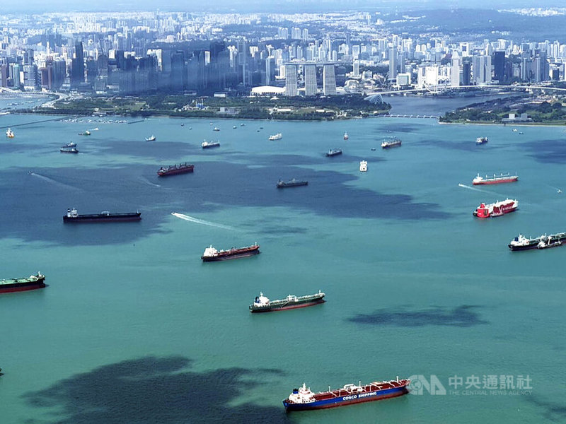 全球供應鏈重組，國際貿易樞紐新加坡對台灣雙邊經貿活動受矚。圖為從空中俯瞰新加坡周邊海域，可見眾多貿易船舶穿梭航道。中央社記者吳昇鴻新加坡攝　115年1月26日