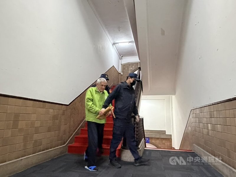 退休行政院官員胡鵬年（前左）被控配合中共統戰部在台發展組織，吸收現退役軍人及政治人物，26日遭起訴移審；台灣高等法院下午召開接押庭審理後，裁定羈押禁見。中央社記者劉世怡攝　115年1月26日