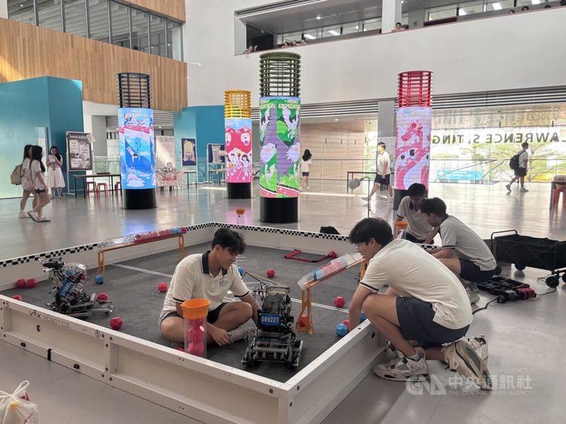 由台灣人在越南胡志明市創辦的丁善理紀念中學以「書院－家族制」，透過打破年級隔閡創造學習的夢幻堡壘。在高中校區的大堂，有代表4大書院的LED燈柱，科學社團的同學利用下課時間調整機器人。中央社記者曾婷瑄胡志明市攝　115年1月26日