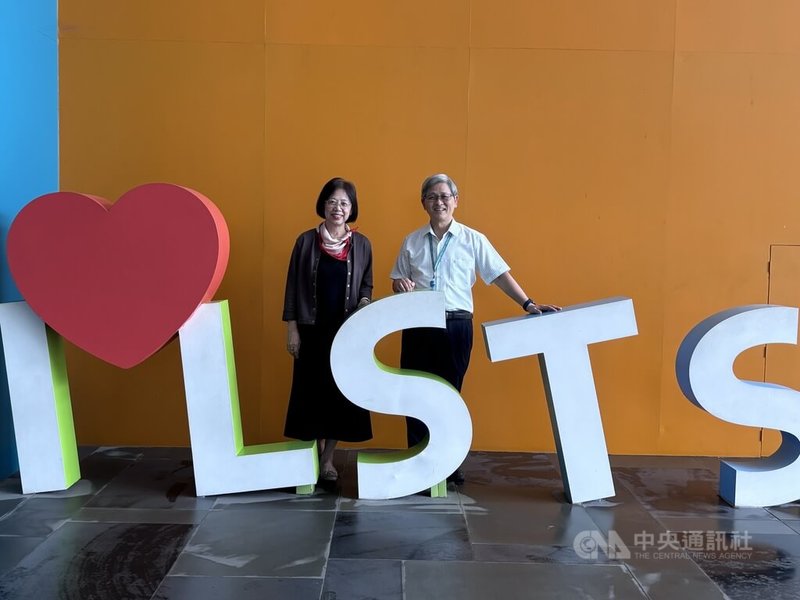 越南丁善理紀念中學總校長陳偉泓（右）與副總校長邱淑娟（左）為台灣教育工作者。他們告訴中央社，學校使命就是培養學生成為「終身學習者」和「全球公民」，盼學生在平衡的環境裡發展和成長。中央社記者曾婷瑄胡志明市攝　115年1月26日