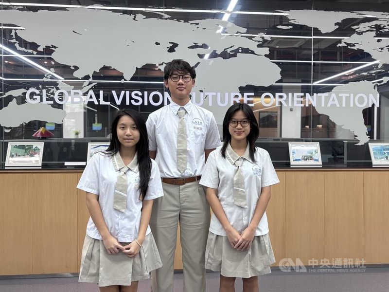 越南丁善理紀念中學的高中生范武英書（左）、梅南英（右）、武天安（中），最喜歡學校的書院－家族制，以及激勵同學自主與領導的課程與教師，讓他們勇敢自信築夢。中央社記者曾婷瑄胡志明市攝　115年1月26日