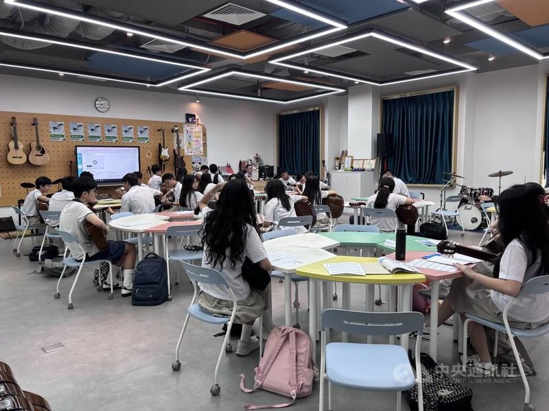 越南丁善理紀念中學堅持博雅全人教育，全能平衡發展。學生必修戲劇與音樂，每位同學都能彈奏基礎的鋼琴與吉他。學校提供不同科目與計畫，給予學生自主空間選擇人生道路。中央社記者曾婷瑄胡志明市攝　115年1月26日